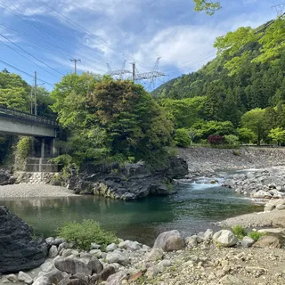 もみじの里松原オートキャンプ場の川と中州、橋の眺め