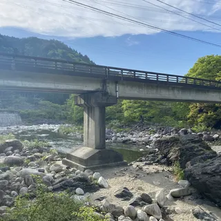 もみじの里松原オートキャンプ場の橋の下の川原
