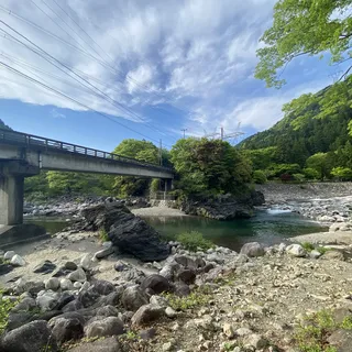 もみじの里松原オートキャンプ場の川原と橋のある眺め