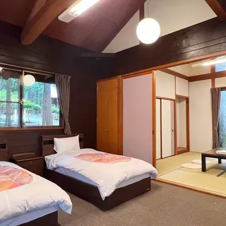 寝室(ツインベッドと和室)