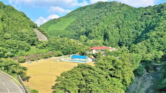 施設全景（キャンプサイト・プールを含む空撮）
