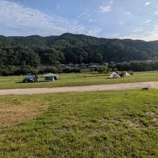 笠置キャンプ場の芝生の広場と遠くのテント