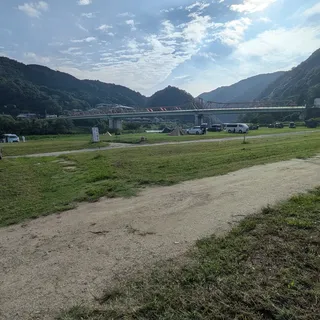 笠置キャンプ場の河川敷の広場と山の眺め