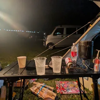 笠置キャンプ場の夜のテーブルとタープ