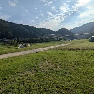 笠置キャンプ場の河川敷の芝生と砂利道