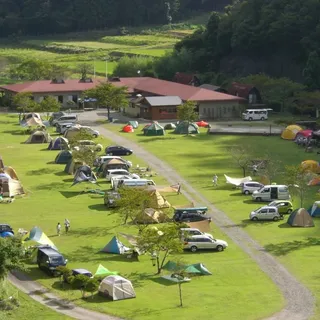 夏のオートキャンプ場を高台から見た景色